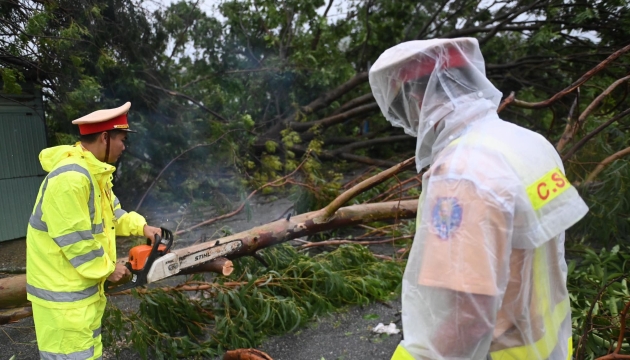 臺風“奧鹿”過境 越南多地出現房屋損壞情況