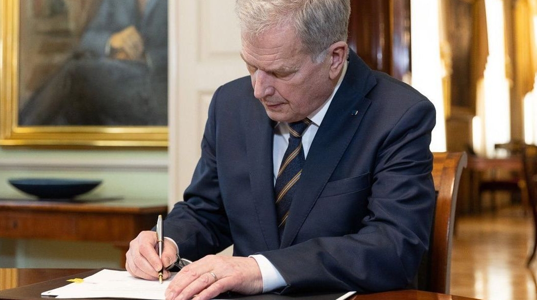 芬兰总统尼尼斯托签署批准该国加入北约的法案