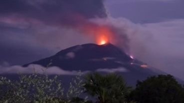 印尼伊里莱沃托洛科火山喷发