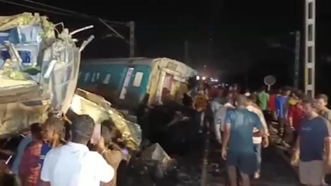 印度奥里萨邦发生列车相撞事故，已造成233人死亡