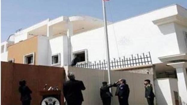美驻黎巴嫩使馆遭袭！有人朝使馆正门开火 击中军车