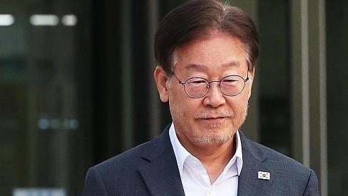 韩国最大在野党党首李在明停止绝食 开始恢复治疗
