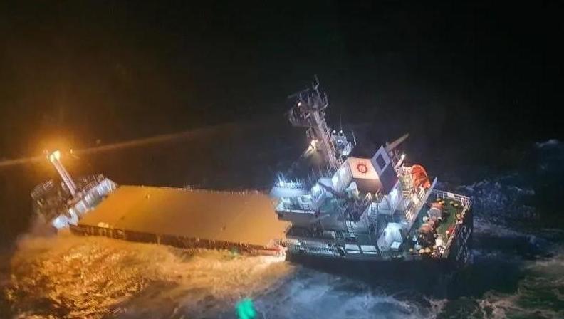 韩国济州西归浦附近海域船只倾覆8人获救 2人失踪