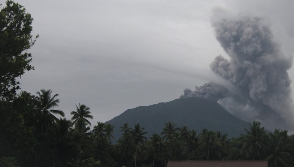 印尼伊布火山喷发 火山灰柱高度达800米