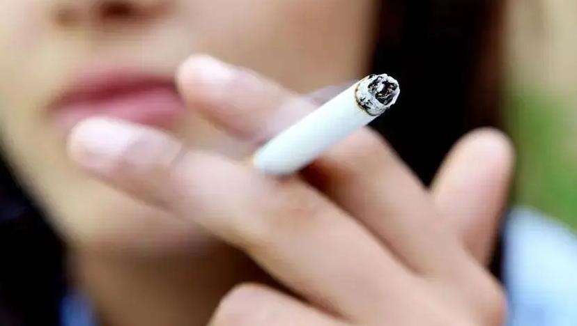 意大利都灵新规要求户外吸烟与他人间隔5米