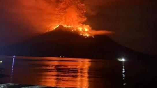 警戒级别提高！印尼鲁昂火山多次喷发 至少800人撤离