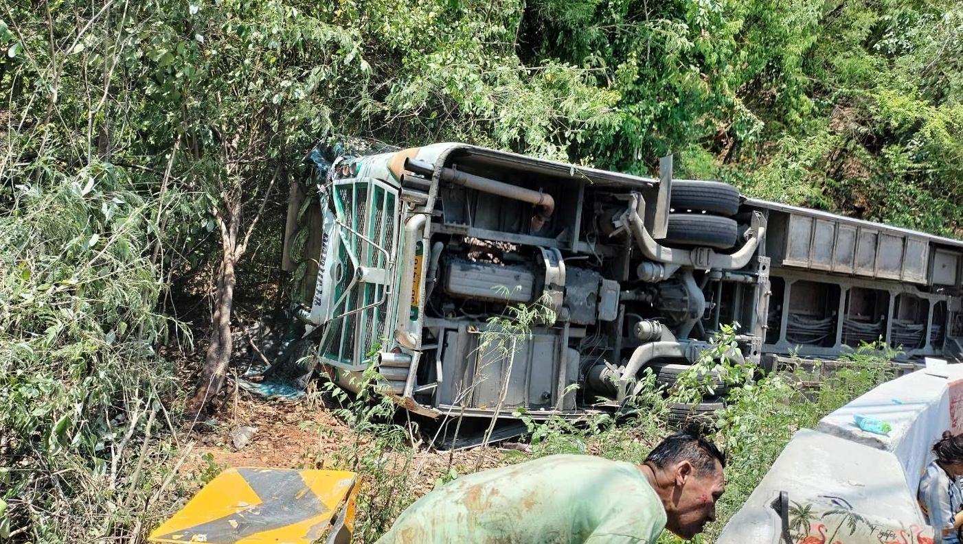 泰国北碧府发生一起交通事故 致1死24伤