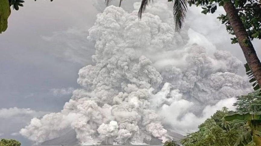 印尼鲁昂火山喷发 火山灰柱达5000米