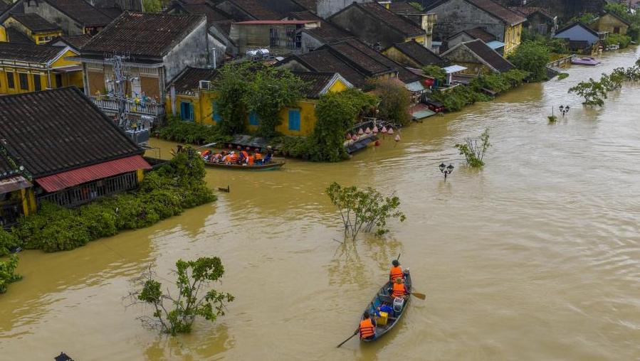 越南中部洪水已致14人死亡 90个乡镇被淹