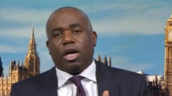 三周误释12名囚犯,英司法大臣:人为失误难免