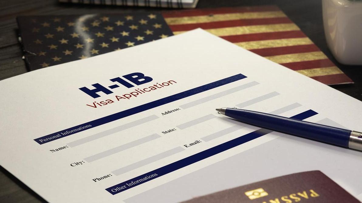美国政府加强对H-1B签证申请人的审查