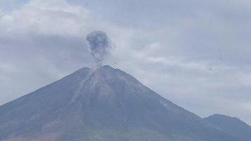 印尼塞梅鲁火山发生喷发 火山灰柱高1100米