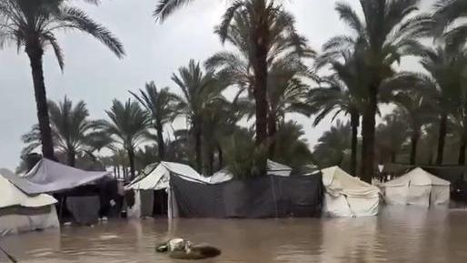 受强降雨影响 加沙地带超九成帐篷受损
