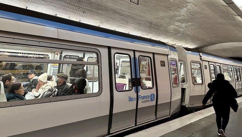 巴黎地铁发生持刀袭击事件,三人受伤