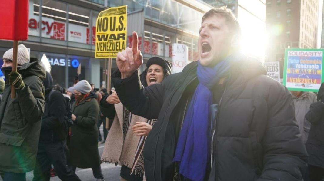 外交部发言人就美国强行控制委内瑞拉总统马杜罗夫妇答记者问