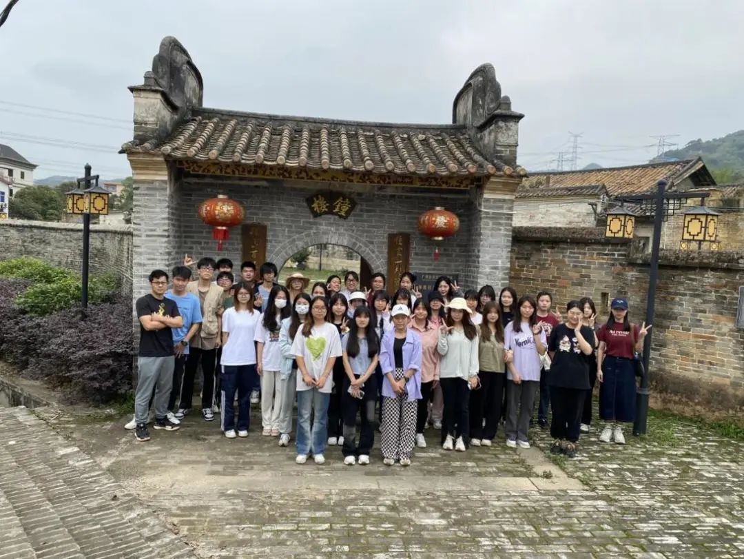 挥笔描绘青春 创作迸发激情