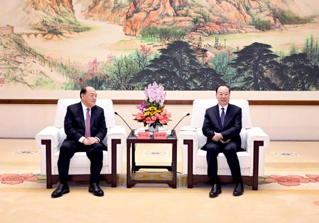 2月26日，省委书记黄坤明与澳门特别行政区行政长官贺一诚会见交流。南方+记者 王辉 摄