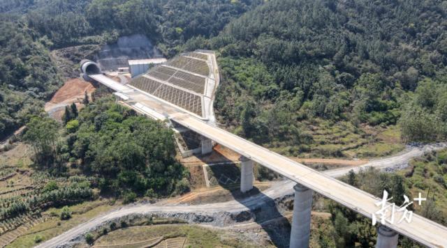 建设中的广湛高铁。