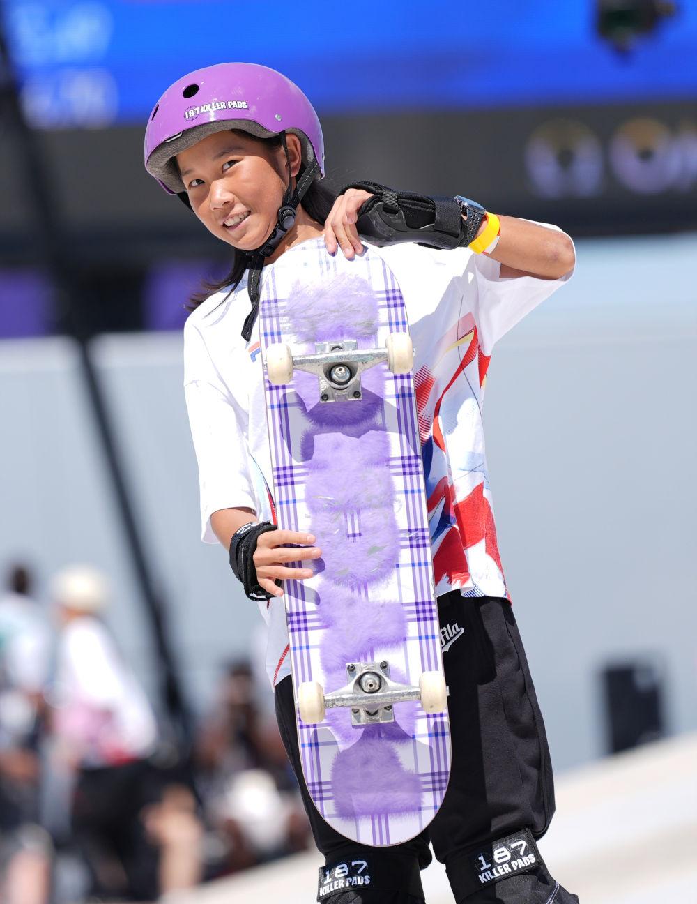 7月28日,“紫色代言人”崔宸曦在滑板女子街式比赛中。新华社记者孟永民摄