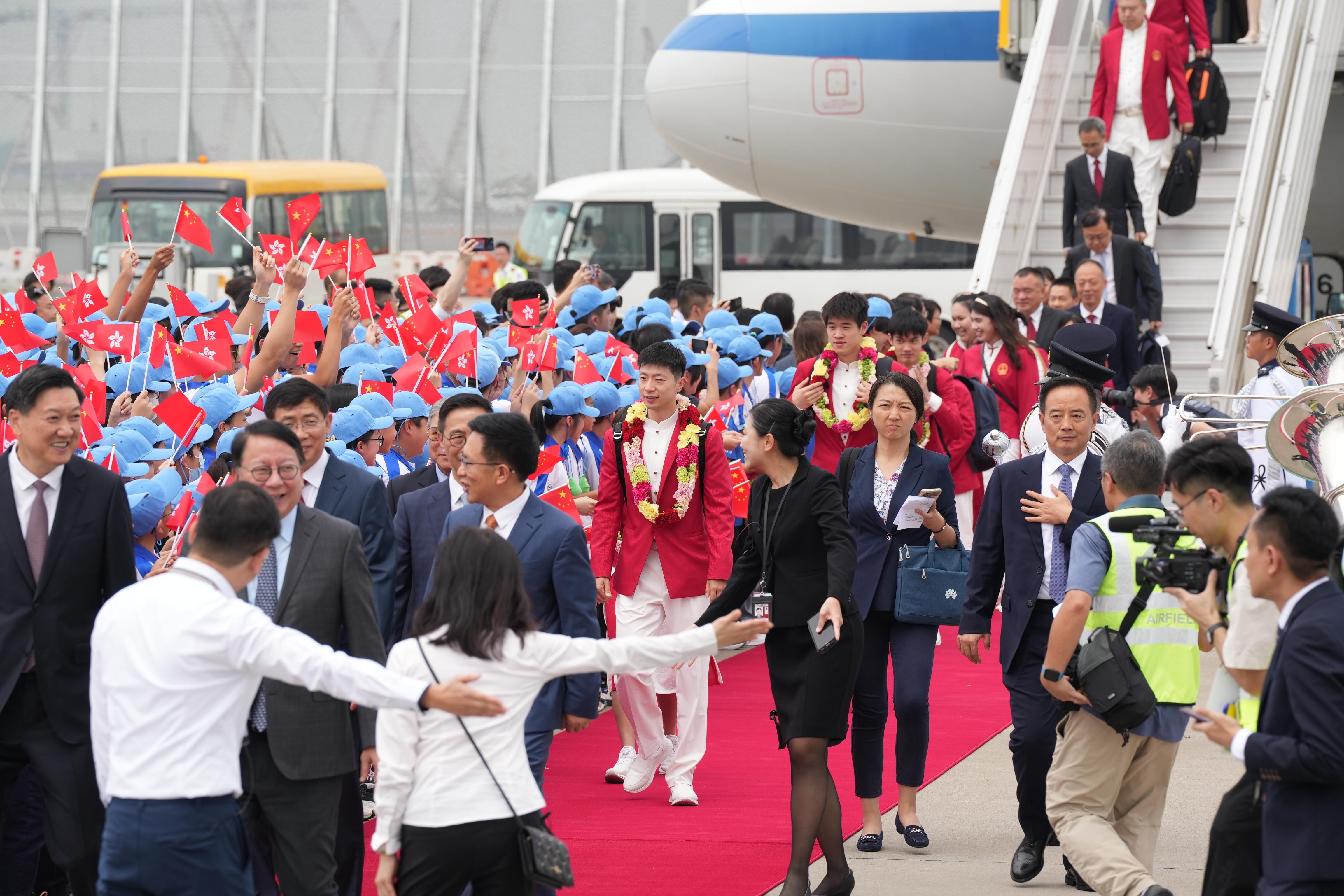 曹景荣-代表团抵达香港国际机场-FZ100212531789.jpg