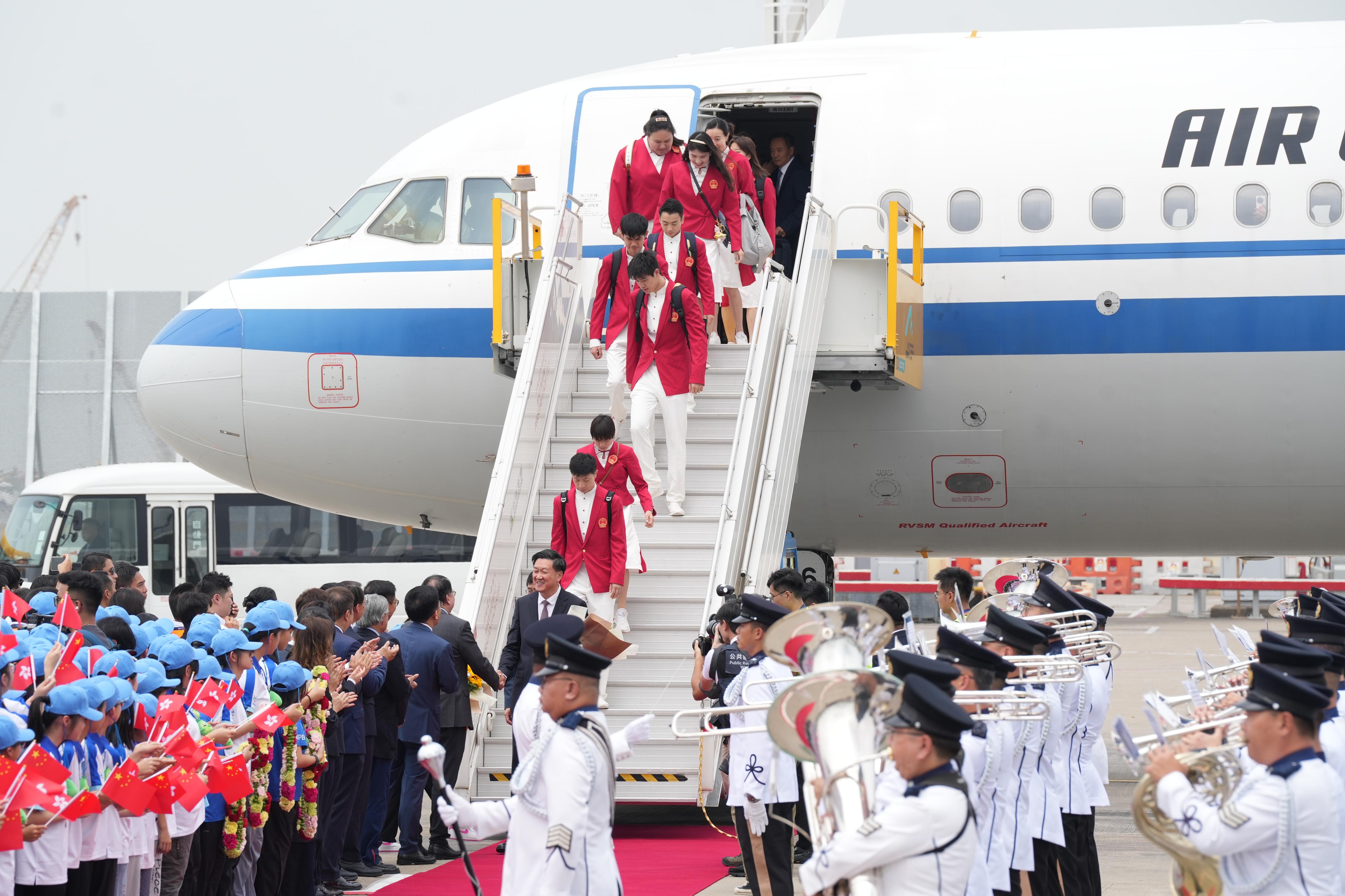 曹景荣-代表团抵达香港国际机场-FZ100212531788.jpg