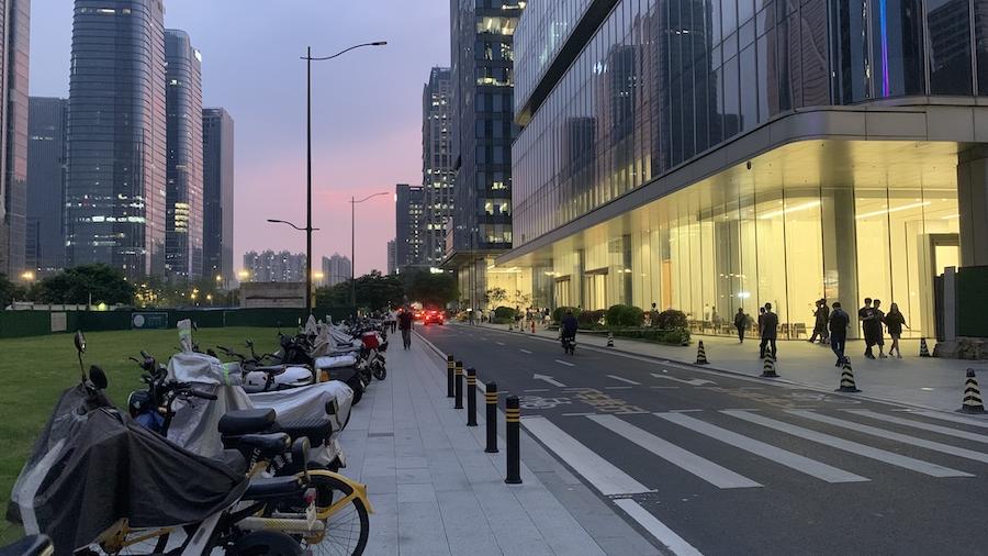 在琶洲西区互联网聚集区禁停区域外停放点的电单车和单车2