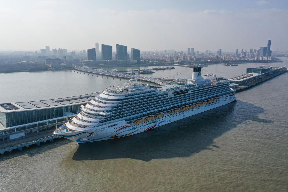 国产首艘大型邮轮“爱达·魔都号”停靠在上海吴淞口国际邮轮港(2024年1月1日摄,无人机照片)。新华社记者 丁汀 摄