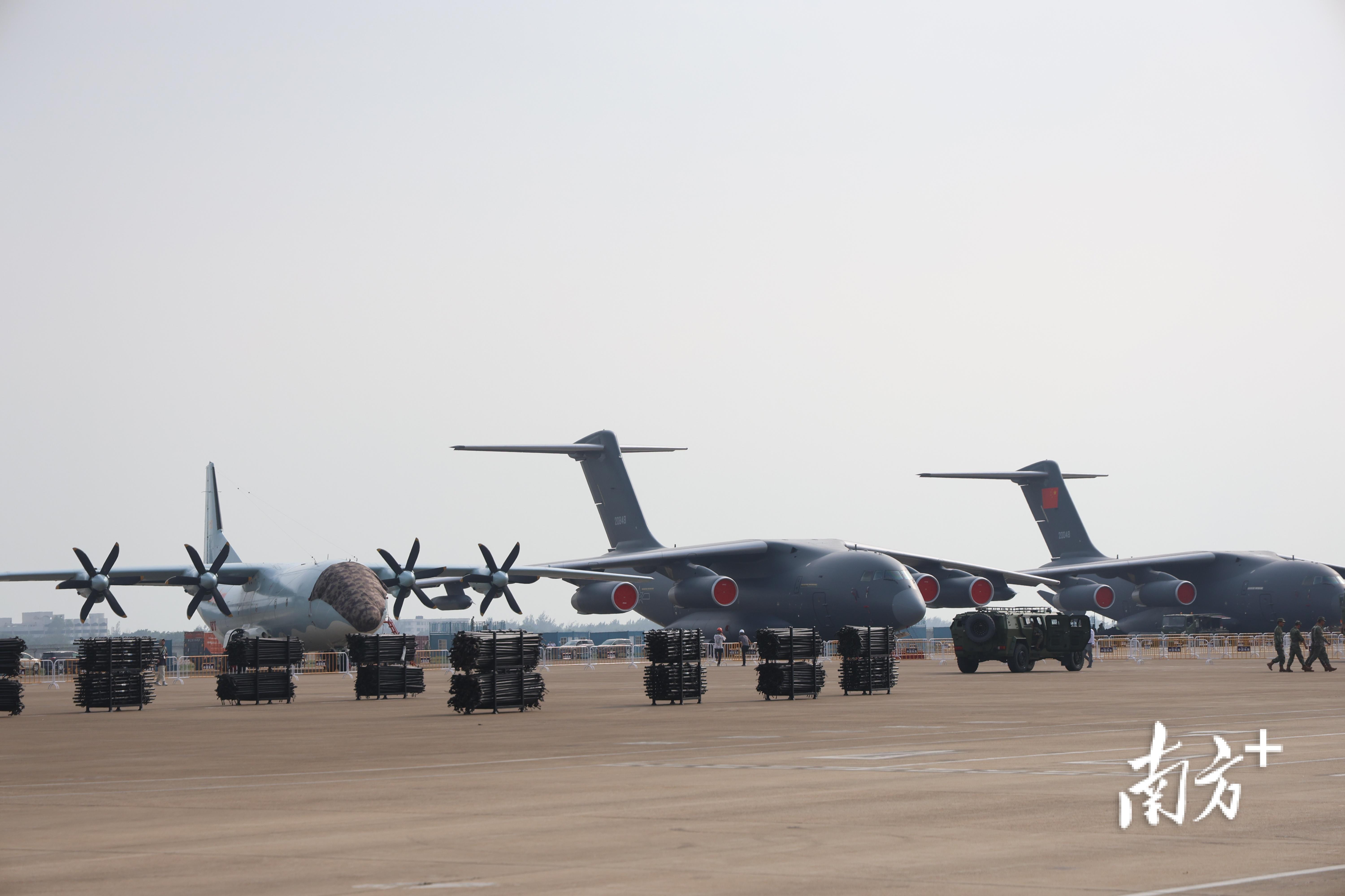4日下午,航展中心外,多架运-20同框亮相。 4日下午,航展中心外,多架运-20同框亮相。