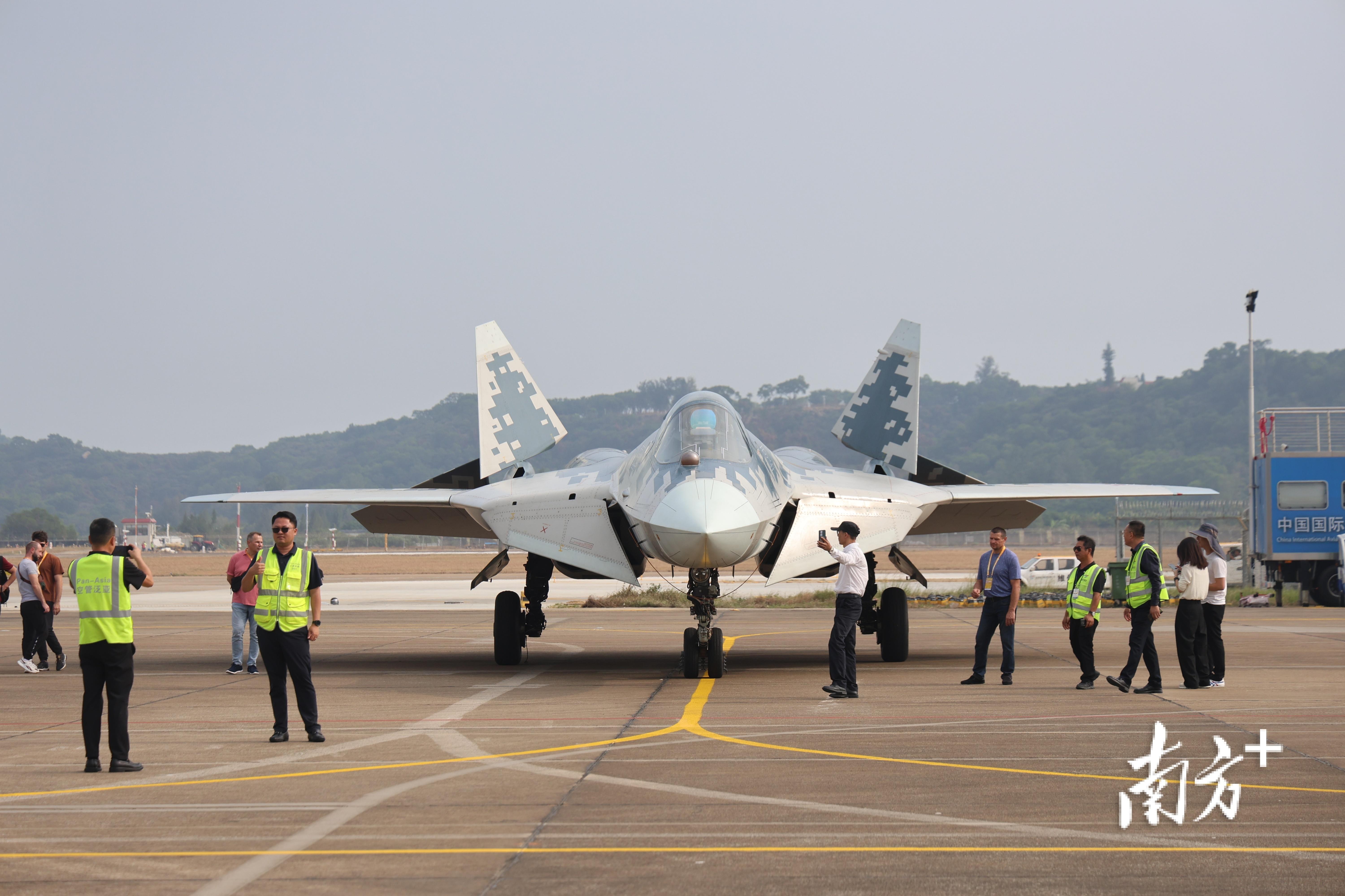 俄罗斯隐形战机苏-57抵达珠海,这是苏-57首次来到中国并于本届中国航展亮相。 俄罗斯隐形战机苏-57抵达珠海,这是苏-57首次来到中国并于本届中国航展亮相。