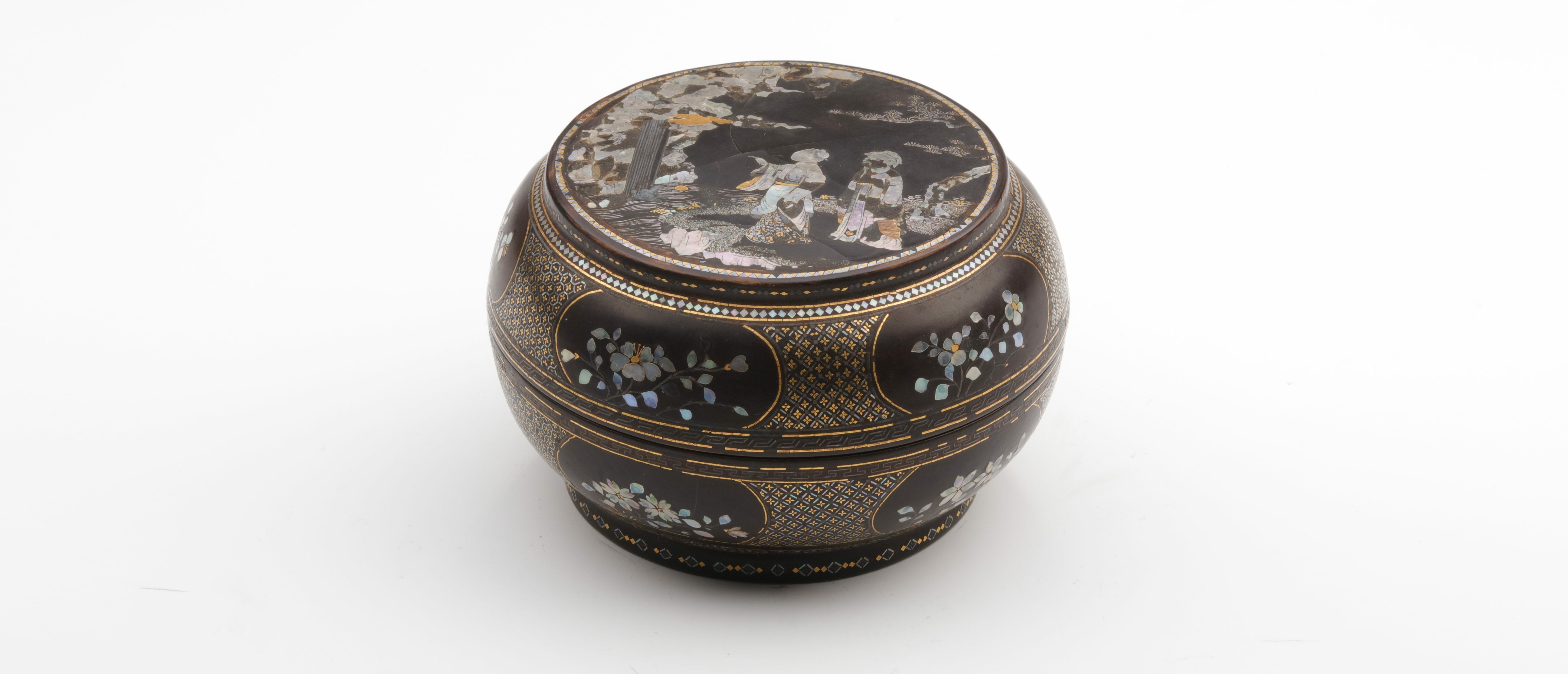 清 黑漆嵌螺钿观瀑图鼓型盒