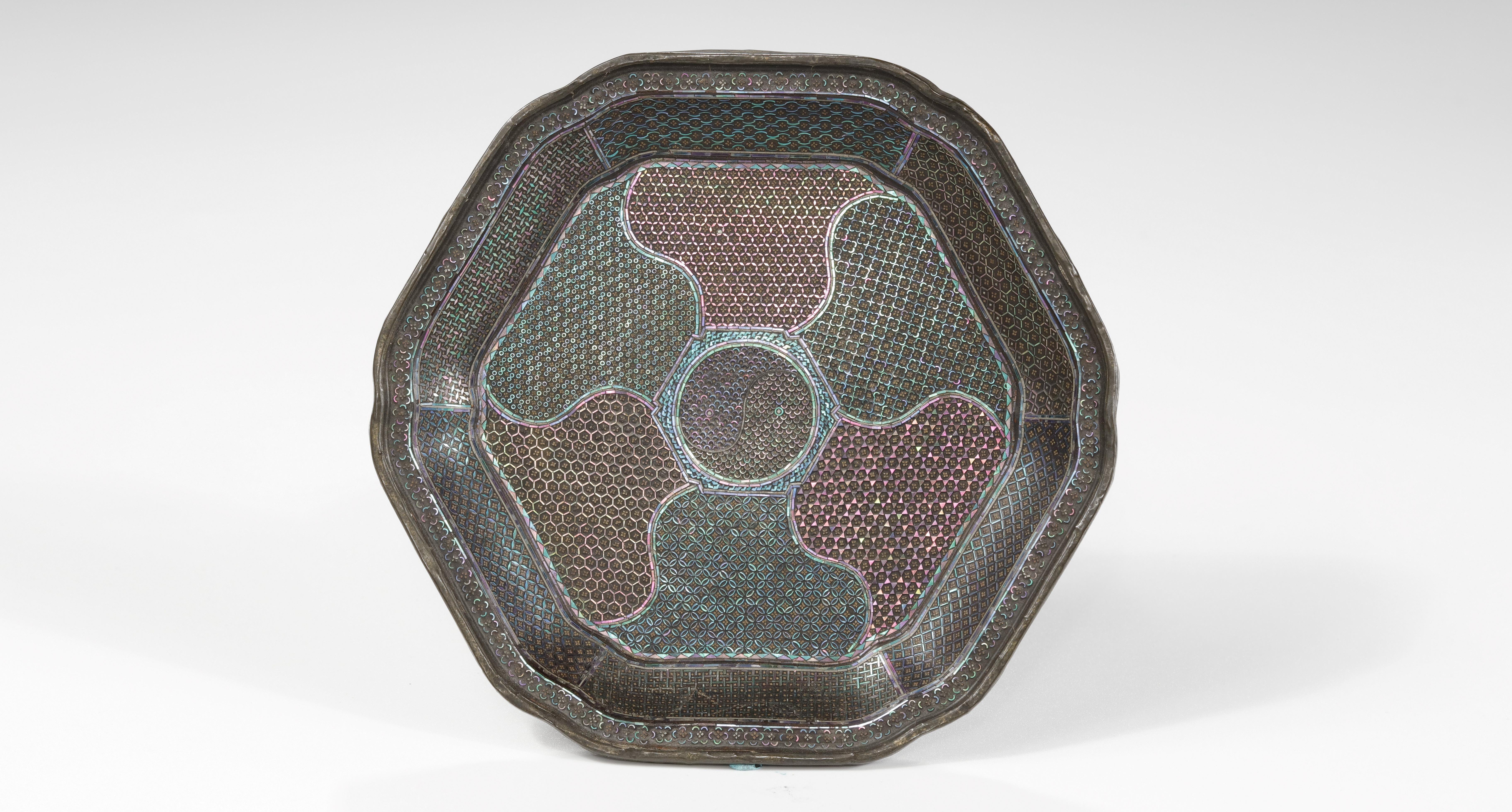 清 黑漆嵌螺钿葵瓣盘