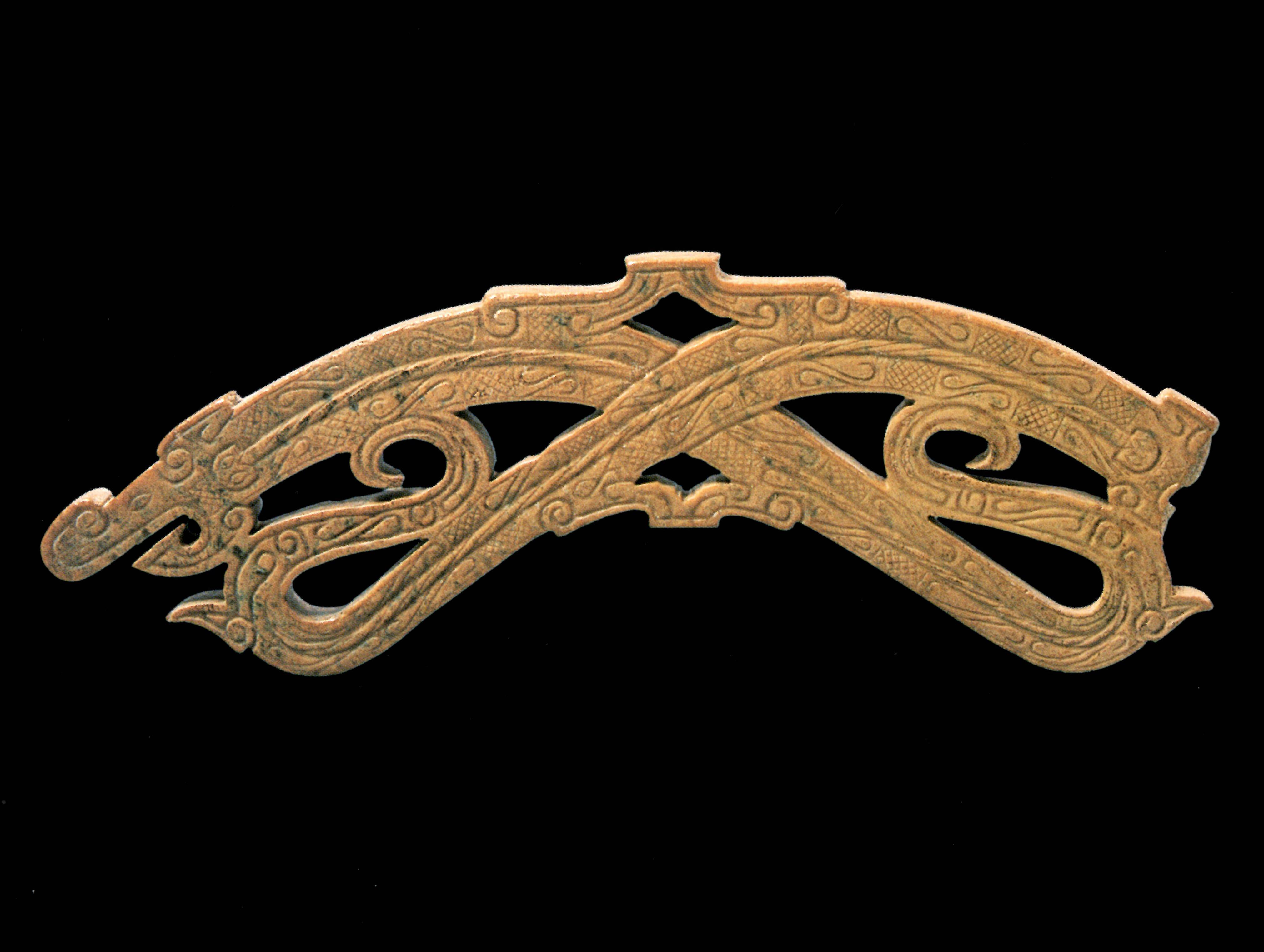 西汉南越国时期,玉雕龙形璜,1953年西村石头岗M1100出土。