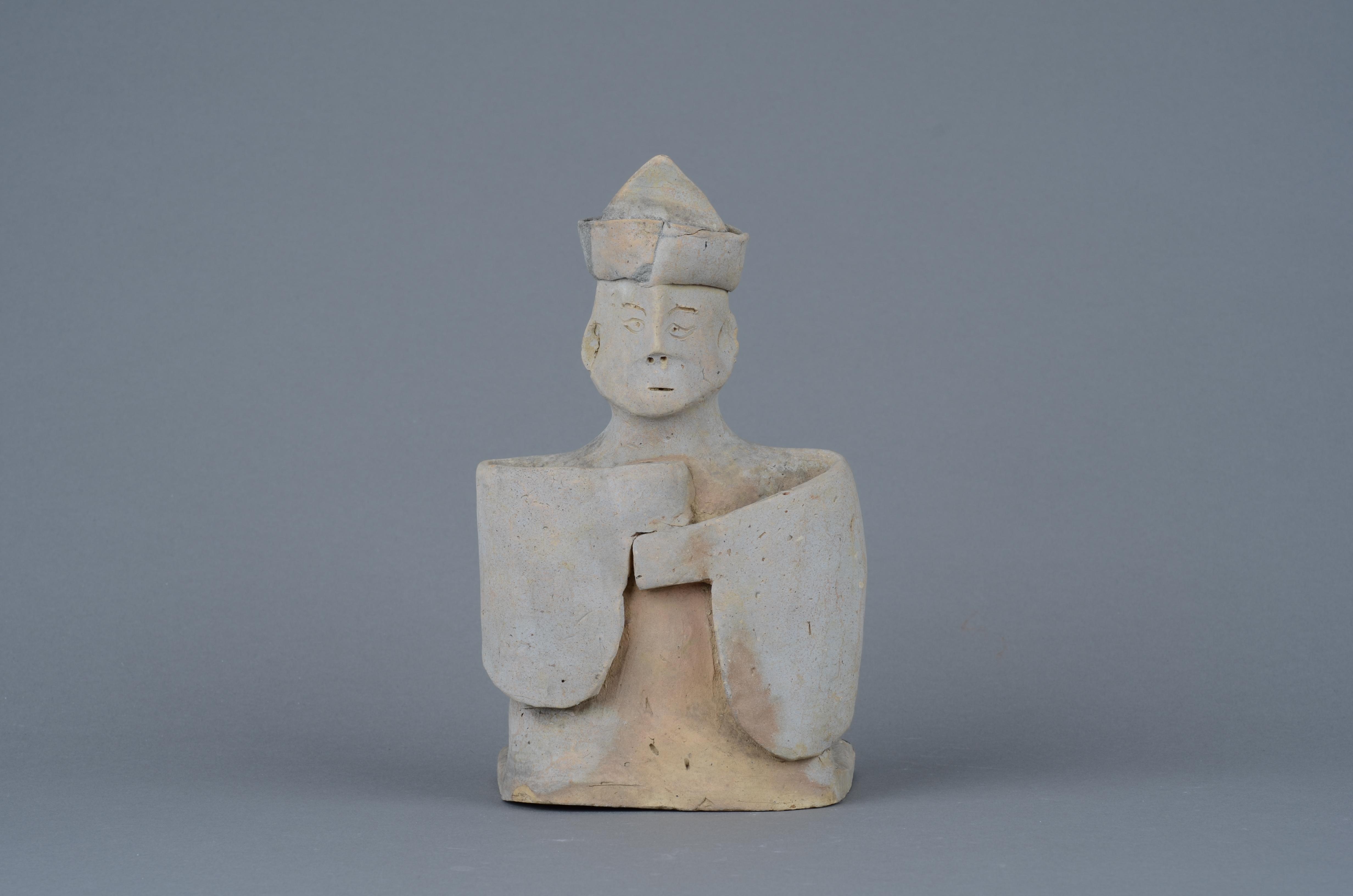 东汉后期,陶坐俑,1955年先烈路十九路军坟场3号墓(M5080)出土。