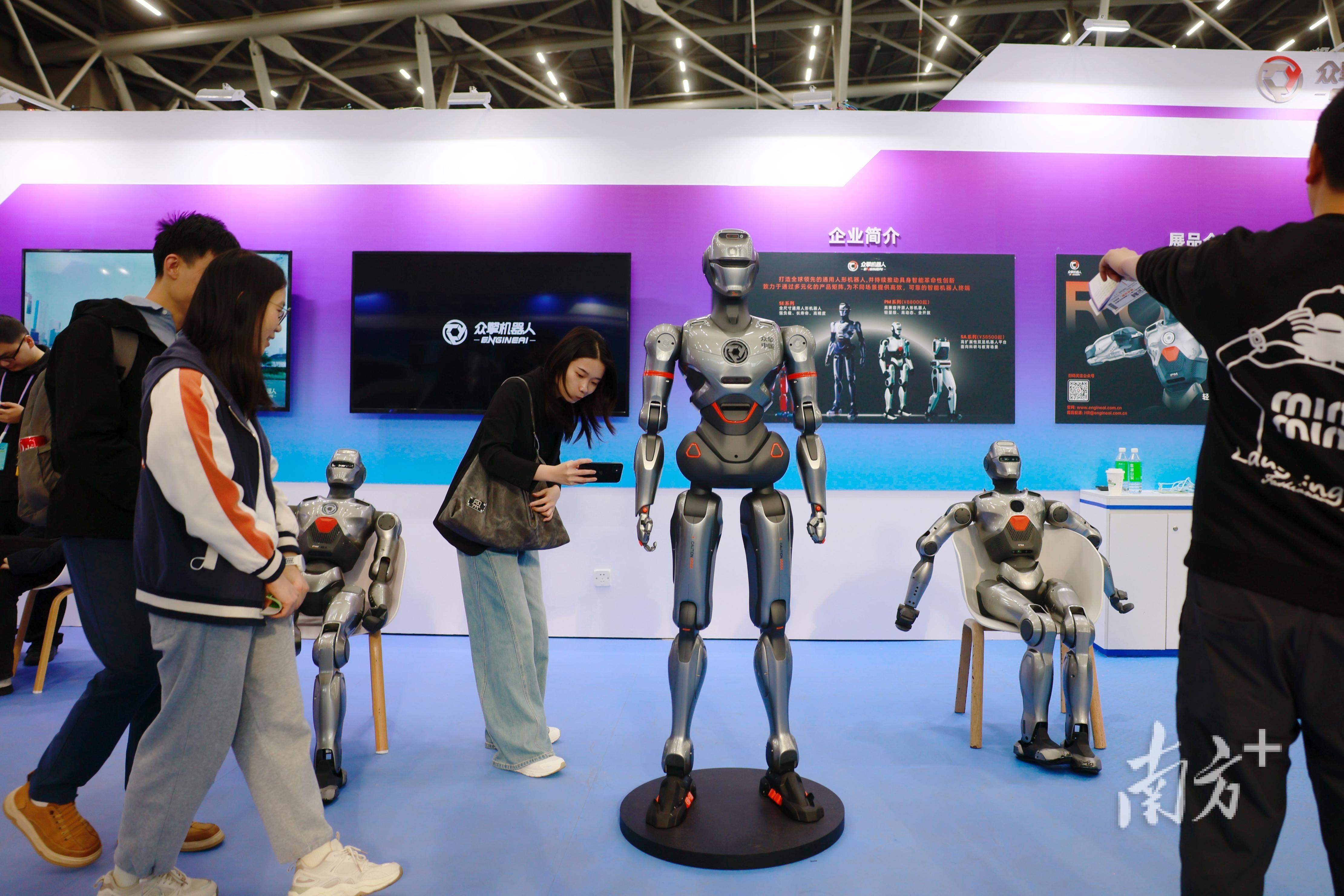 “百万英才汇南粤”春季大型综合招聘会上,现场高新企业秀出自己的机器人产品,吸引了求职者们的目光。 南方+记者 梁钜聪 石磊 摄 “百万英才汇南粤”春季大型综合招聘会上,现场高新企业秀出自己的机器人产品,吸引了求职者们的目光。 南方+记者 梁钜聪 石磊 摄