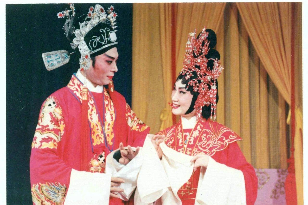 1993年,粤剧《刁蛮公主戆驸马》的剧照。红线女饰凤霞公主,欧凯明饰孟飞雄。