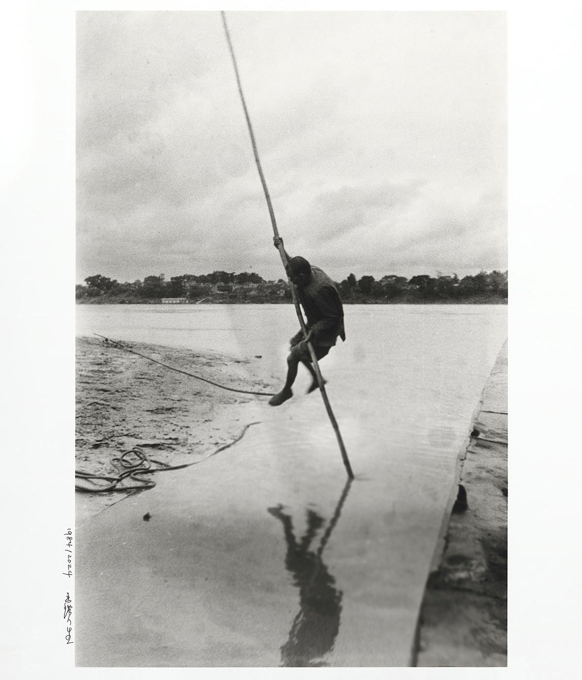 桂平船夫广西藤县 王璜生 1984 银盐相纸黑白照片 60x50cm