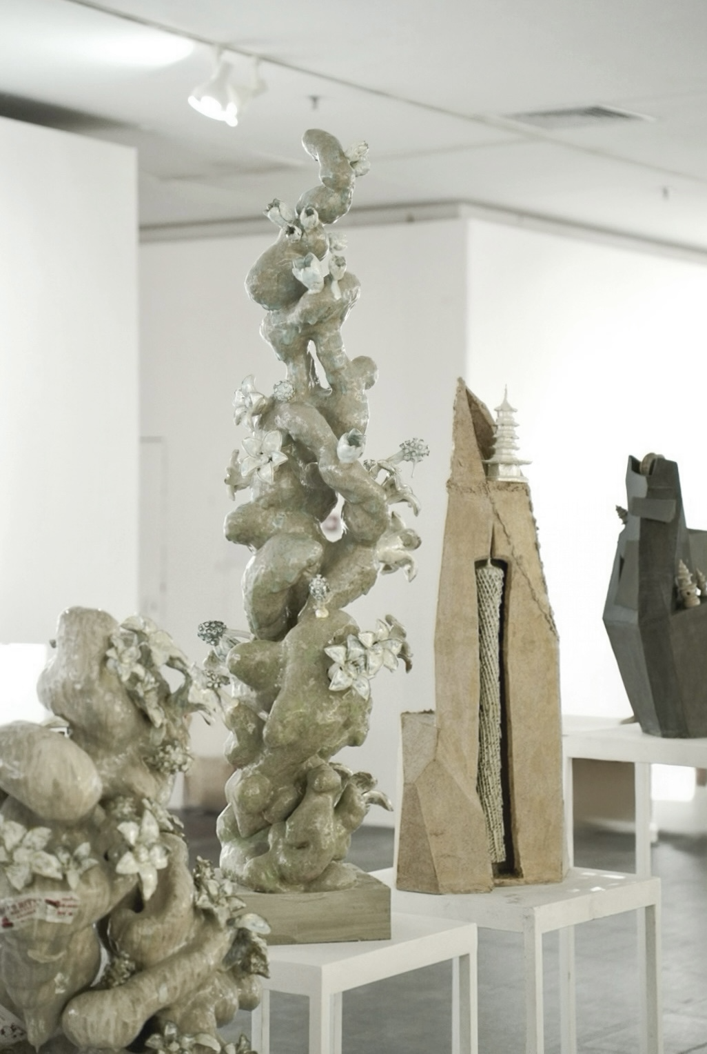 张菲《木栖》《枢》(陶瓷)