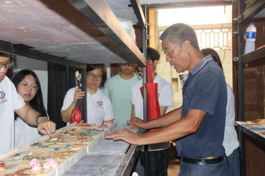 5.突击队采访岭南灰塑传承人梁永泰