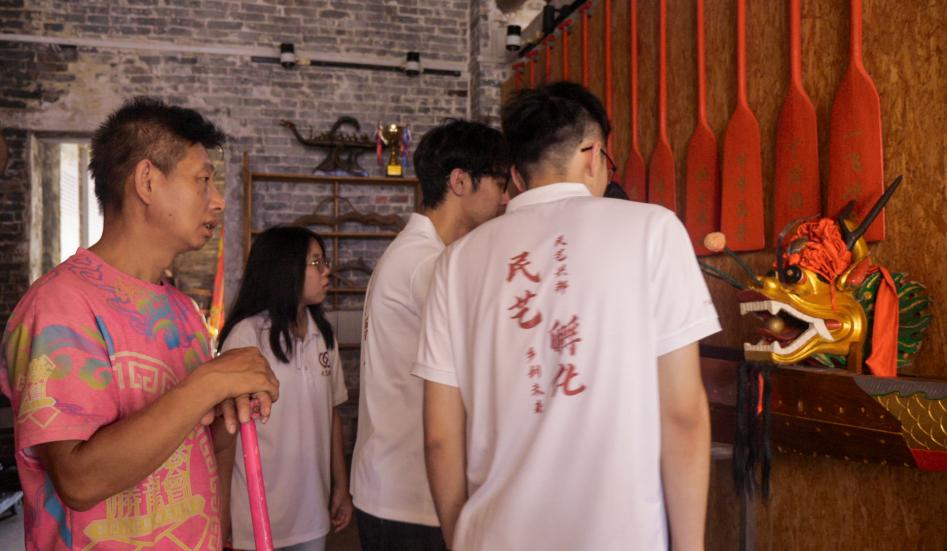 6.突击队成员调研龙舟木刻技艺