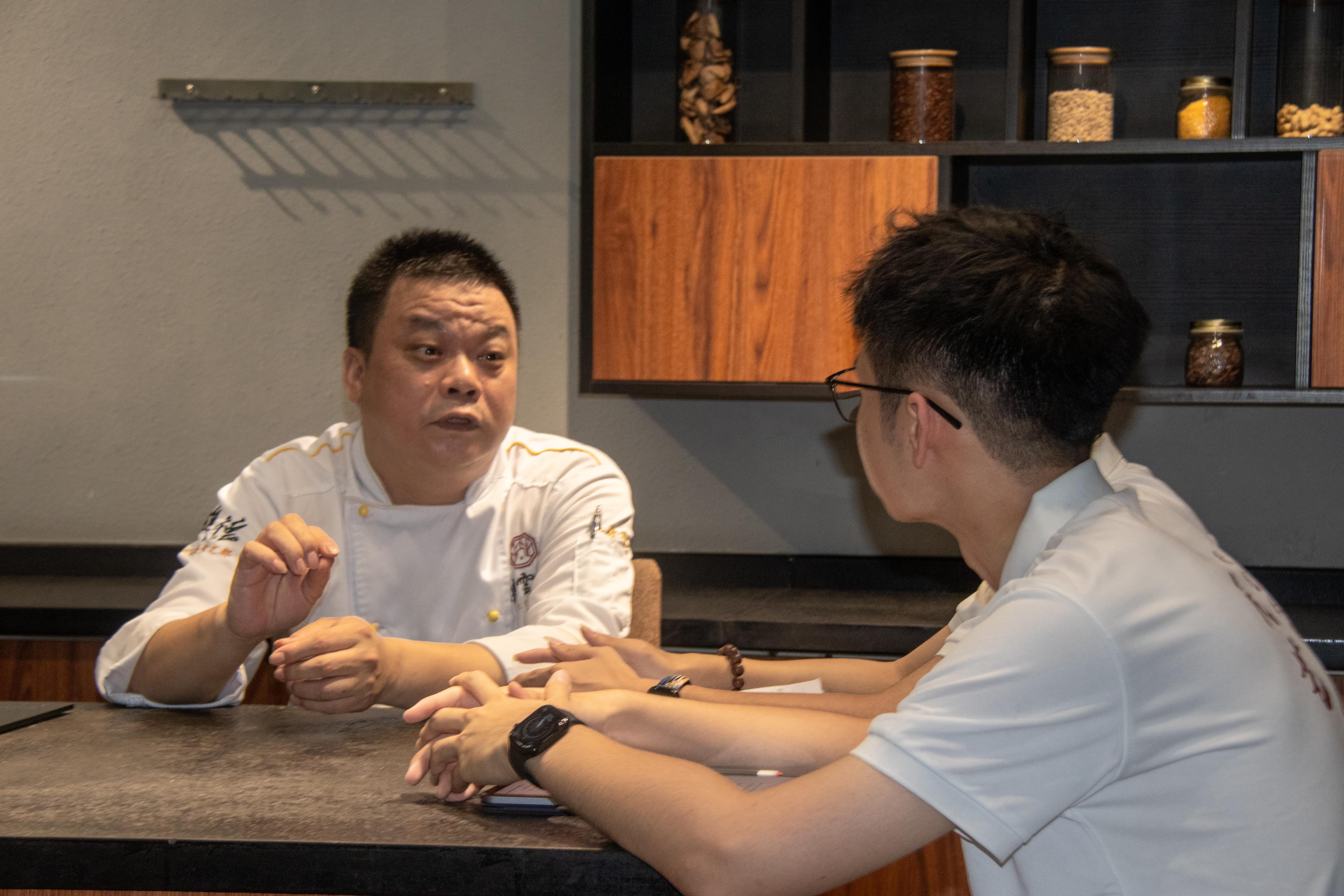 7.突击队成员采访顺德厨师协会副会长高国坚