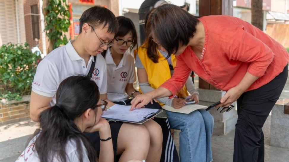 10.突击队成员同指导老师展开设计方案交流