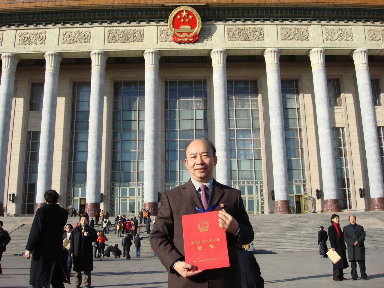 2006年,张民辉获评中国工艺美术大师。