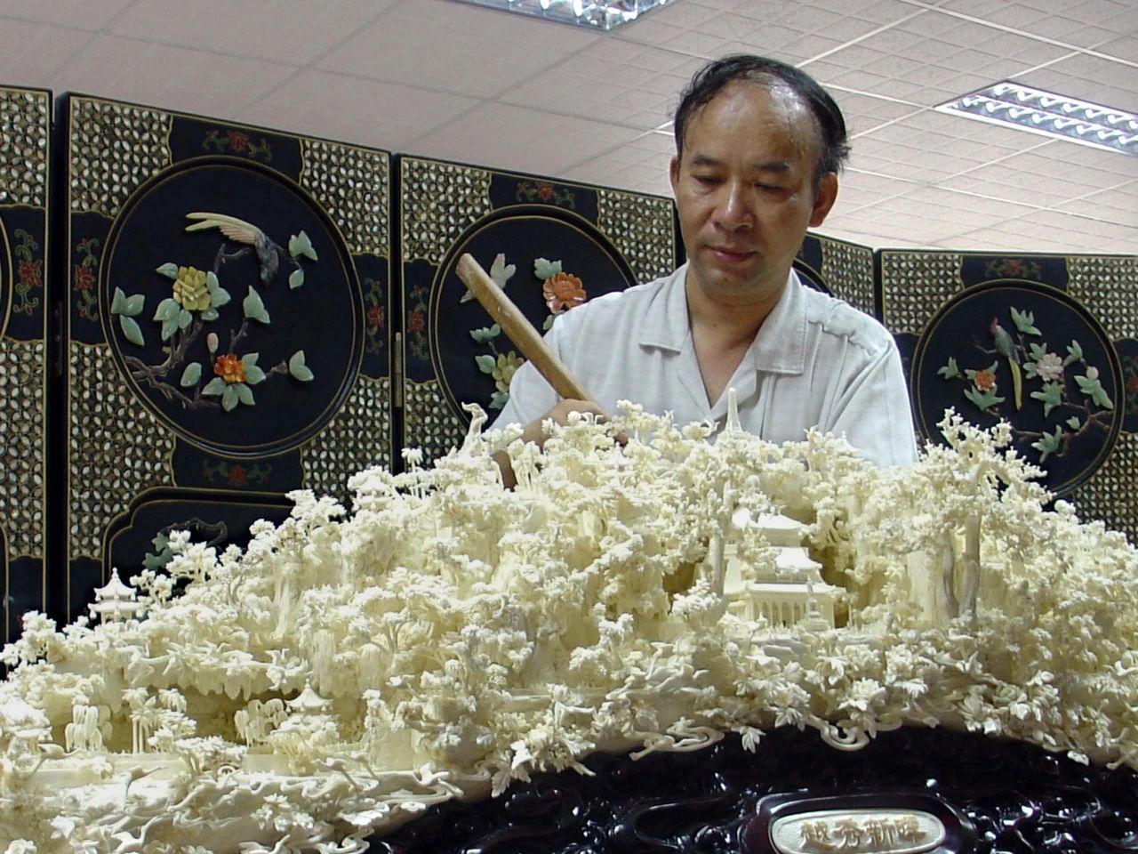 张民辉正在创作《越秀新晖》