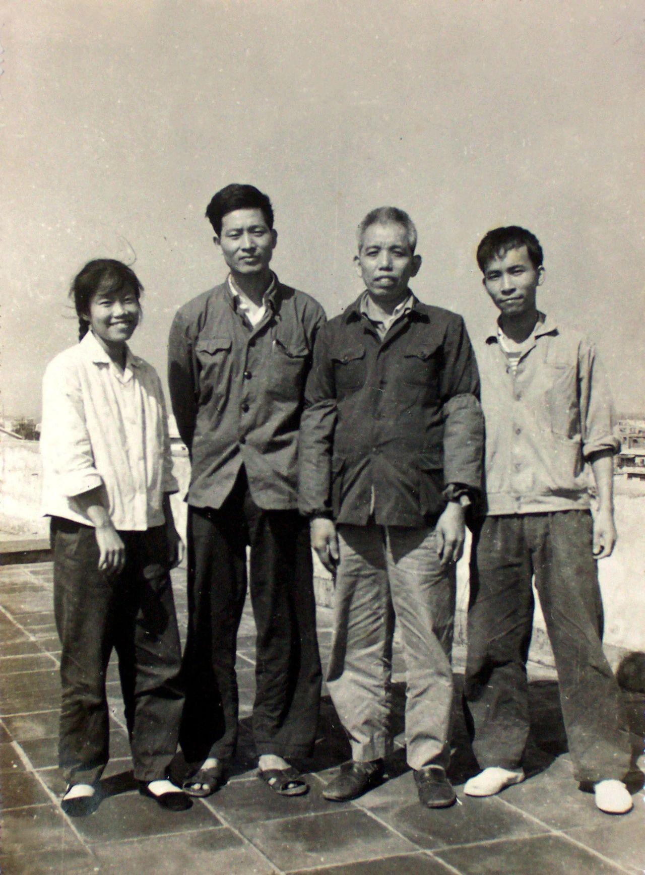 张民辉(右一)与他的师傅李定荣(右二)