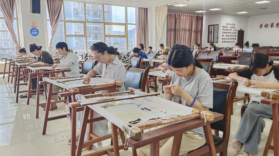 当广绣遇上枫香染 看“指尖技艺”如何转型“指尖经济”