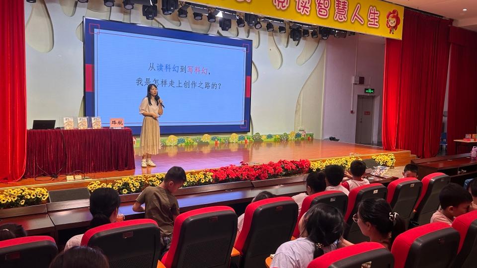 醒狮粤绣跃入“星际舞台”