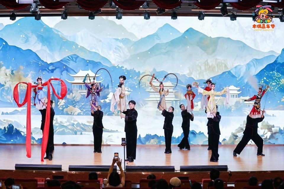 在广州图书馆喜“阅”木偶嘉年华