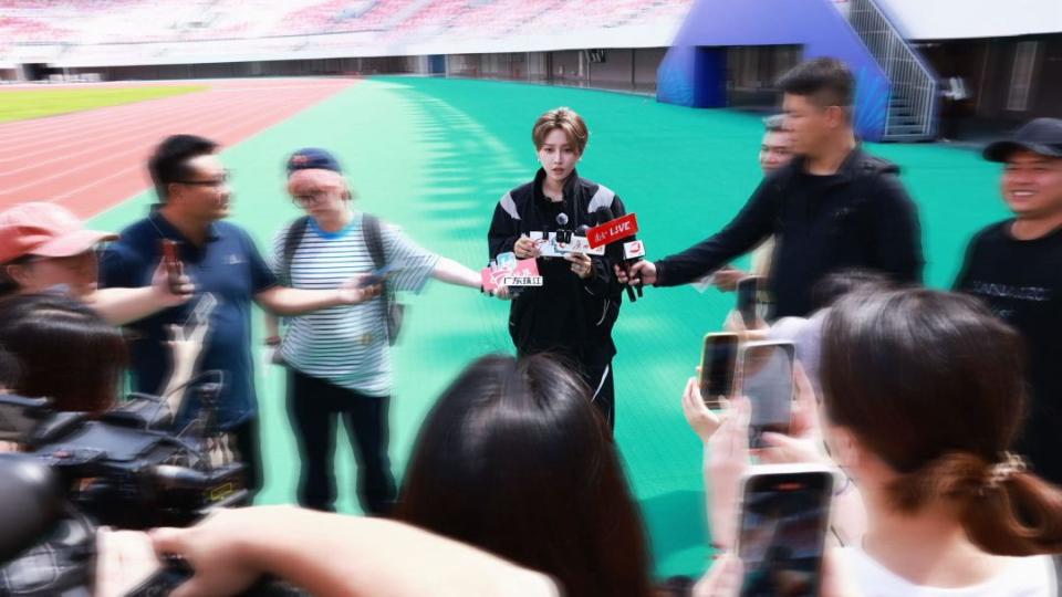 刘雨昕现身广州为十五运打CALL，“希望把更多传统文化分享给年轻人”