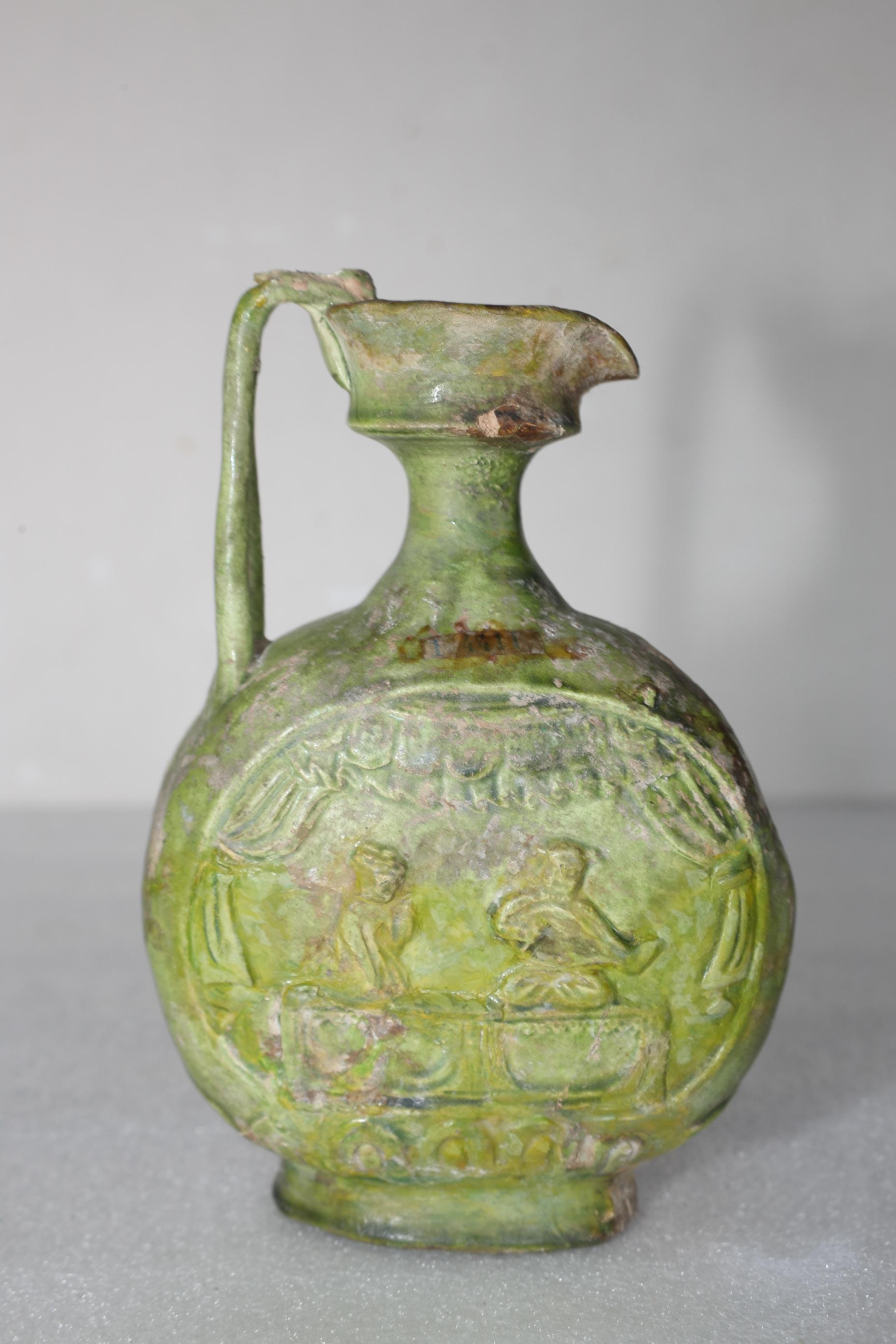 2.绿釉浮雕伎乐纹胡瓶