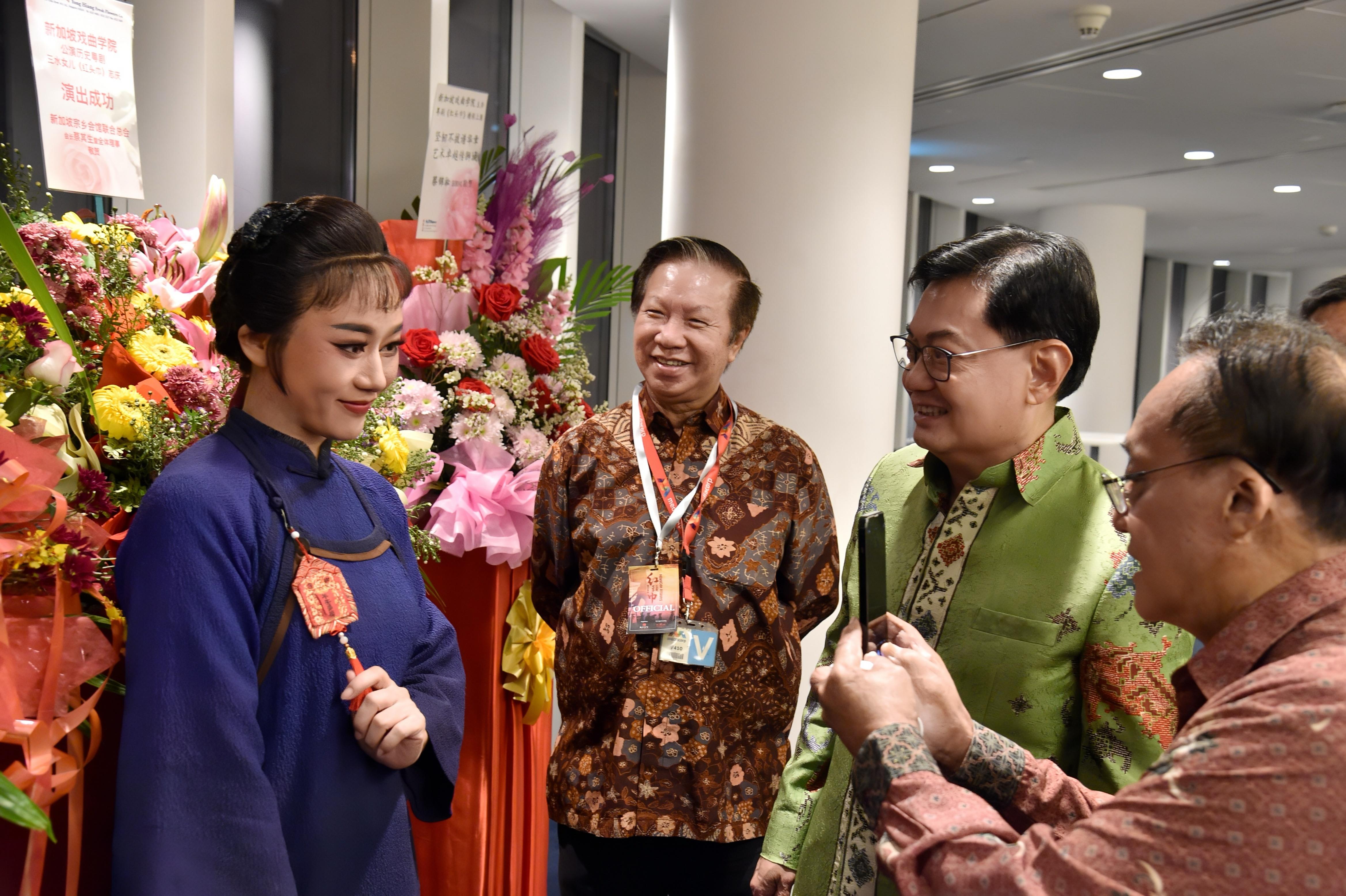 左起 领衔主演曾小敏;新加坡戏曲学院董事林焕章;新加坡前副总理王瑞杰;新加坡60周年囯庆戏曲演出组委会顾问及前国会议员成汉通